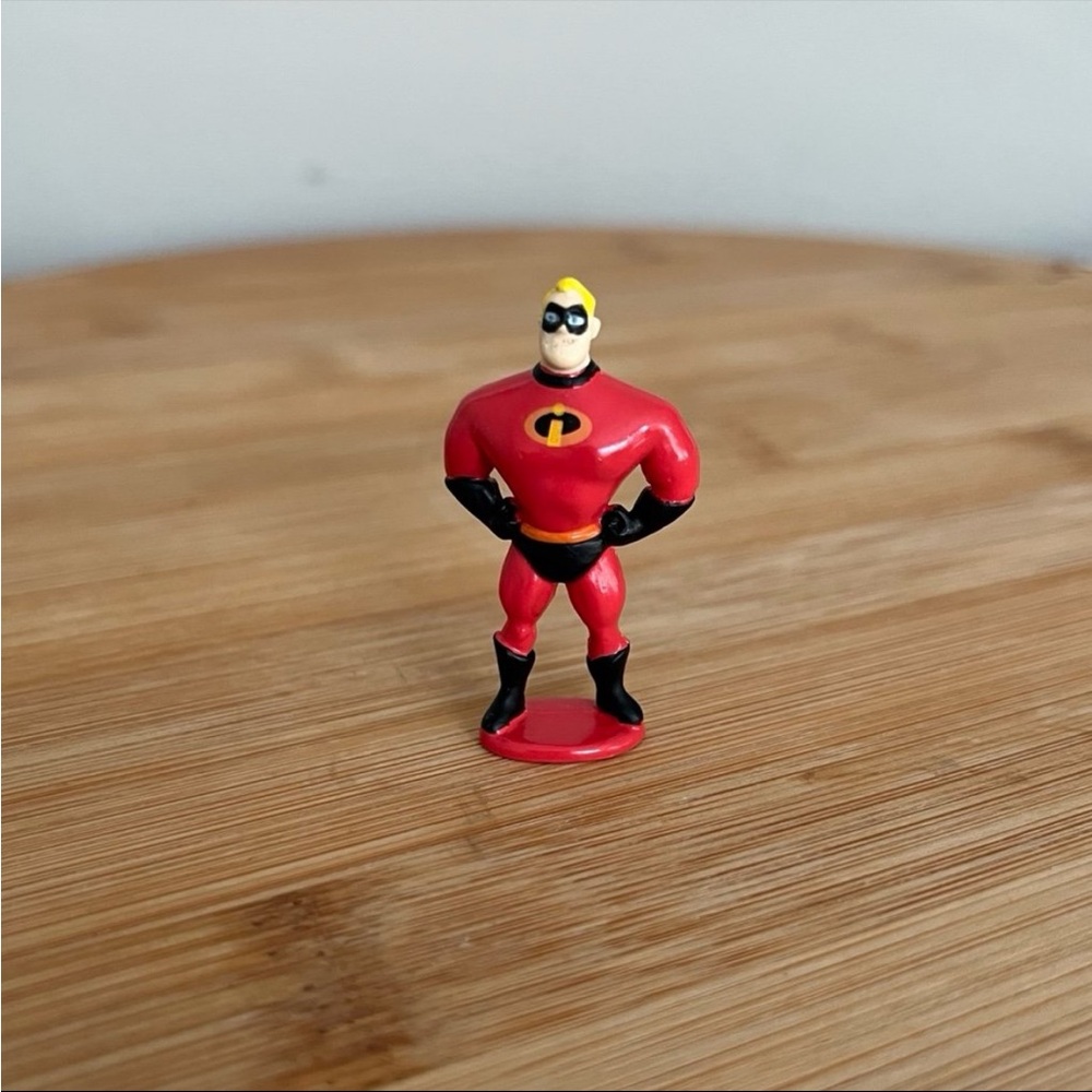 ❄️5/$20 Disney Series 6 Pixar Series Mini Figure Mr. Incredible The Incredibles